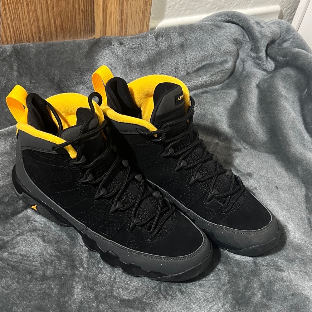 Jordan Men's Black and Gold High-Top Sneakers
